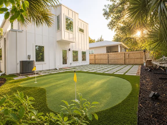 La Costa: A Modern Coastal Retreat with a Putting Green